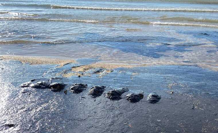 Разлив мазута продолжает загрязнять побережье Черного моря