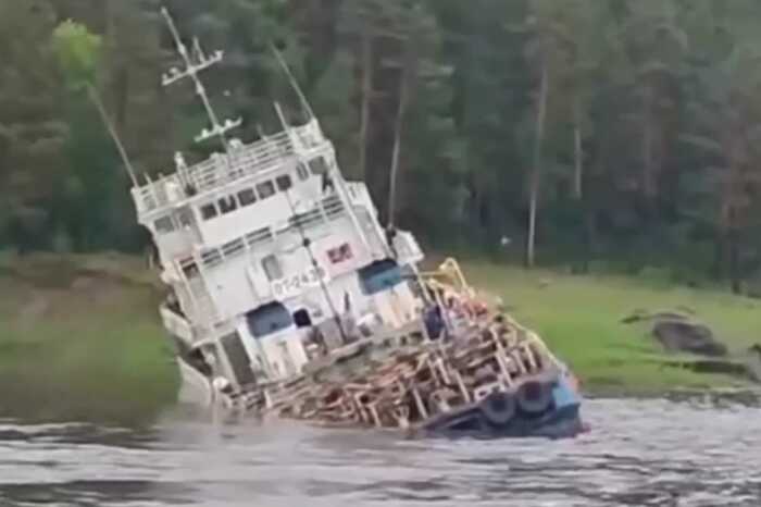 В Красноярском крае судно село на мель и устроило экологическую катастрофу на Енисее