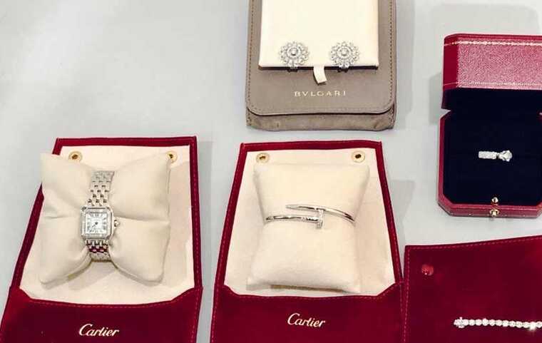 Россиянин пытался провезти под стельками кроссовок драгоценности Cartier на полмиллиона рублей