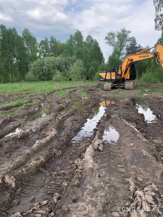 Экскаватор на дороге в Бочино